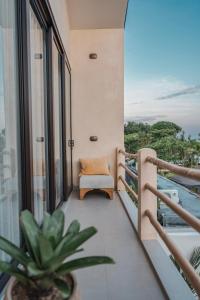 サヌールにあるSolara Villa Sanurのバルコニー(椅子付)、窓