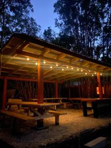 un pabellón con luces sobre una mesa de picnic en Cabaña Entre Arrayanes Número 2, en Puerto Montt 37 fotos más