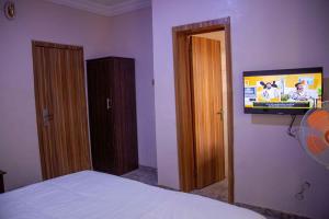 TV a/nebo společenská místnost v ubytování Alnus Hotel