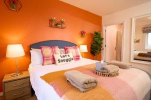 Кровать или кровати в номере Cathedral Quarter Pad - Stylish Apt - Free Parking