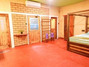 ein Schlafzimmer mit einem Bett und ein Zimmer mit einem Fenster in der Unterkunft Suji River Villa in Weligama + 44 Fotos