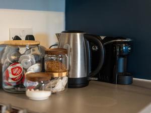 Принадлежности для чая и кофе в Cathedral Quarter Pad - Stylish Apt - Free Parking