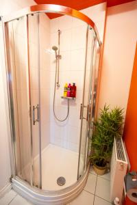 Ванная комната в Cathedral Quarter Pad - Stylish Apt - Free Parking +50 фотографий