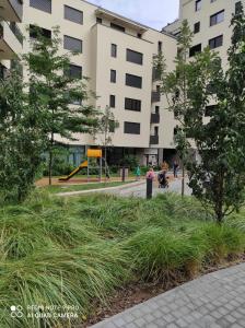 un parc avec de l'herbe haute en face d'un bâtiment dans l'établissement Blumental, à Staré Mesto
