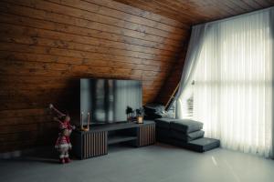 Televizorius ir (arba) pramogų centras apgyvendinimo įstaigoje A-Frame Cabins & Private Jacuzzi