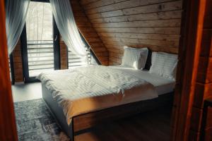 Lova arba lovos apgyvendinimo įstaigoje A-Frame Cabins & Private Jacuzzi dar 32 nuotraukos