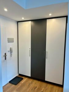 a pair of doors in a room with wooden floors at Alpendomizil 2 - Mühlbachblick (A5) in Mühlbach am Hochkönig