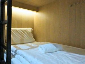 Voodi või voodid majutusasutuse The Room @ Bugis toas