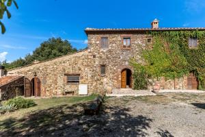 LurianoにあるNociarella - Podere Casolare nel cuore della Toscanaの大きな石造りの建物外観