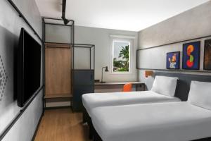 Ibis Styles Abidjan Plateau客房内的一张或多张床位