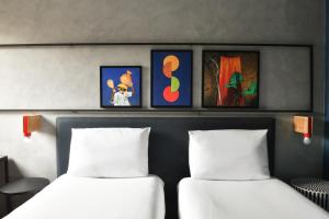 Ibis Styles Abidjan Plateau客房内的一张或多张床位