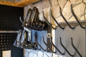 eine Gruppe von Baseballhandschuhen, die an einer Wand hängen in der Unterkunft Vila Klif vacation home with sauna and terrace in Cerklje na Gorenjskem + 22 Fotos