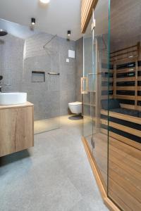 O baie la Vila Klif vacation home with sauna and terrace