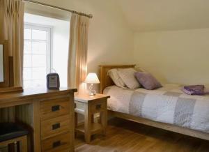 Un pat sau paturi într-o cameră la Serene Golygfar Cottage Retreat in Ystrad Meurig
