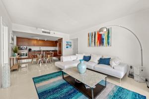 Una sala de estar con un sofá blanco y una mesa. en Magnificent Unit with Priceless Views W Icon, en Miami