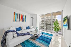 sala de estar con sofá blanco y mesa de cristal en Magnificent Unit with Priceless Views W Icon, en Miami