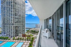 Apartamento con balcón con vistas a la ciudad en Magnificent Unit with Priceless Views W Icon, en Miami