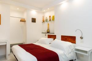 A bed or beds in a room at Coltur Suites