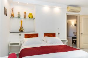 A bed or beds in a room at Coltur Suites