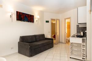 A kitchen or kitchenette at Coltur Suites