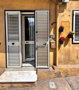una finestra con persiane bianche su un edificio di Casa Lele a Gela