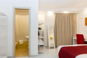 A bed or beds in a room at Coltur Suites