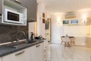 A kitchen or kitchenette at Coltur Suites