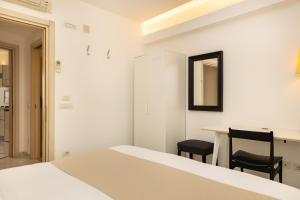 A bed or beds in a room at Coltur Suites