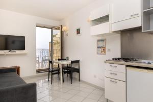 A kitchen or kitchenette at Coltur Suites