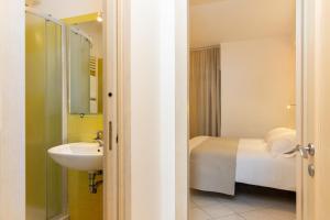 A bathroom at Coltur Suites
