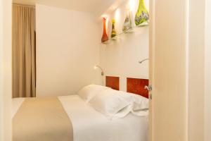 A bed or beds in a room at Coltur Suites