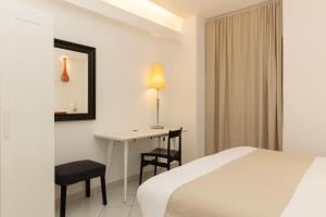 A bed or beds in a room at Coltur Suites