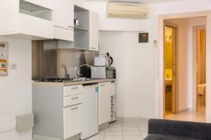 A kitchen or kitchenette at Coltur Suites
