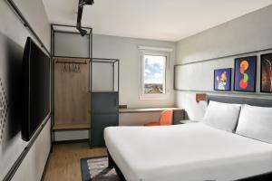 Ibis Styles Abidjan Plateau客房内的一张或多张床位
