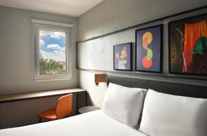 Ibis Styles Abidjan Plateau客房内的一张或多张床位