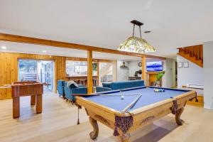 O masă de biliard de la Luxury Villa with Indoor Heated Pool & Sauna & Spa & Fire Pit - Newly Redone