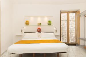 A bed or beds in a room at Coltur Suites