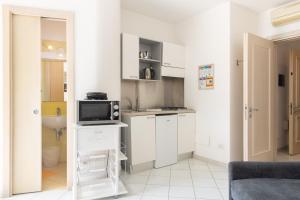 A kitchen or kitchenette at Coltur Suites