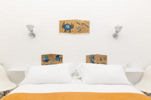 A bed or beds in a room at Coltur Suites