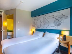 Postel nebo postele na pokoji v ubytování B&B HOTEL Orléans Nord Saran