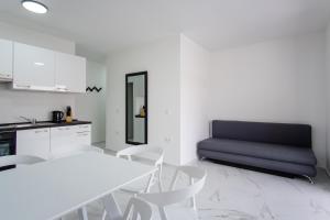 een woonkamer met een bank, een tafel en stoelen bij Mila Deluxe in Novalja