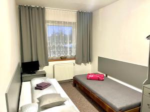 Postel nebo postele na pokoji v ubytování P&P Jičín Apartments - soukromé 2-3 lůžkové pokoje s vlastní kuchyní a koupelnou