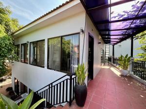 Balkón nebo terasa v ubytování Canopy Pool Villa