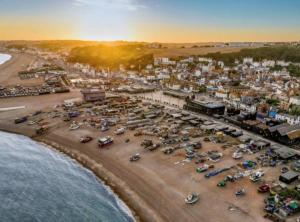 ヘイスティングスにあるStunning spacious Duplex with garden 141aの車を駐車したビーチの空中ビュー