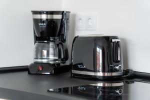een koffiezetapparaat op een aanrecht bij Mila Deluxe in Novalja