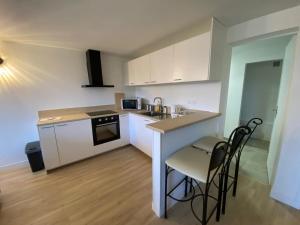Η κουζίνα ή μικρή κουζίνα στο Appartement dans maison proche mer +5 φωτογραφίες