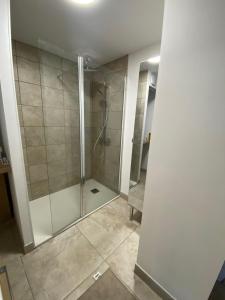 Ένα μπάνιο στο Appartement dans maison proche mer