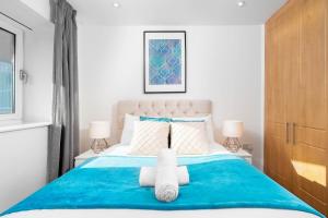 Un dormitorio con una cama azul con dos almohadas. en Stylish 2 Bedroom Apartment - City Centre - Large Balcony - Secure Parking 1001M, en Birmingham