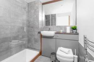 Un baño con inodoro, lavabo y ducha. en Stylish 2 Bedroom Apartment - City Centre - Large Balcony - Secure Parking 1001M, en Birmingham 45 fotos más