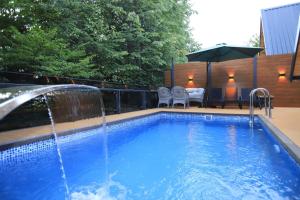 a swimming pool with a water fountain at Köyevi Teras Bungolov in Kartepe